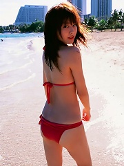 Captivating gravure idol shows off in her bikini at the beach