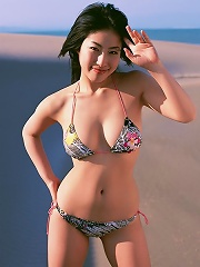 Busty gravure idol babe with delicious curves in a bikini